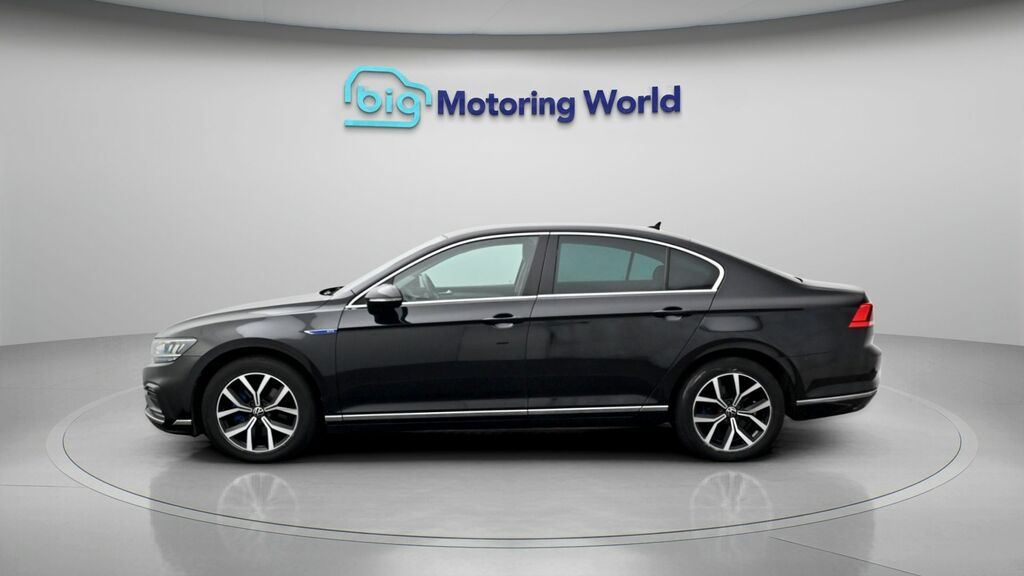 Volkswagen Passat Gte Black #4