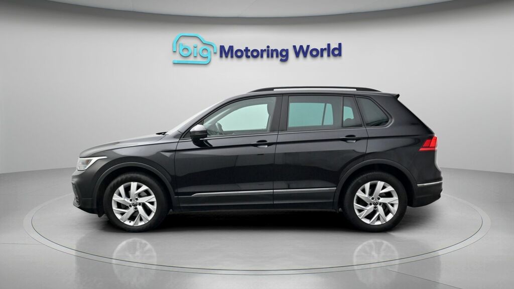 Volkswagen Tiguan Life RE21DSX Black #4