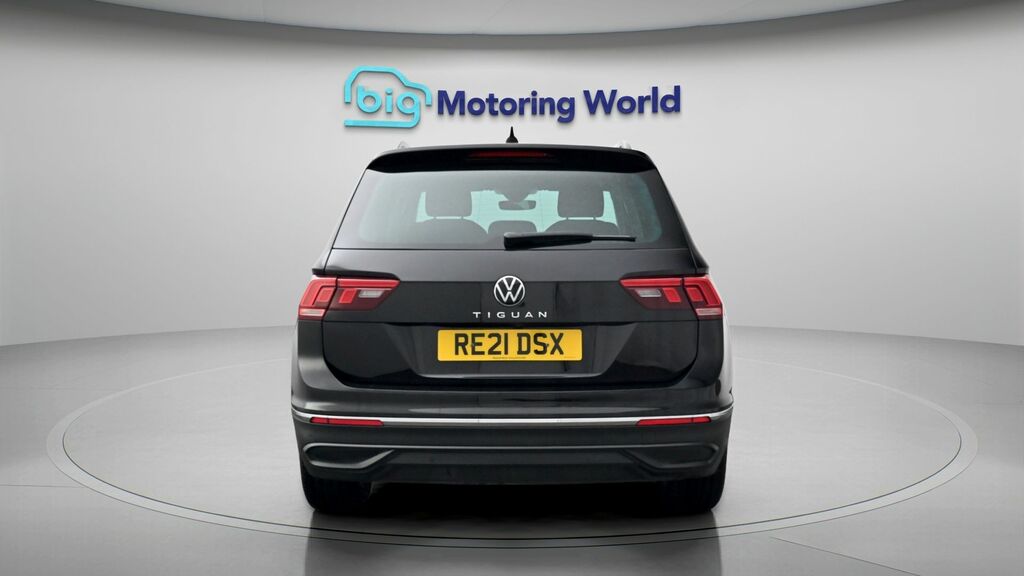 Volkswagen Tiguan Life RE21DSX Black #6