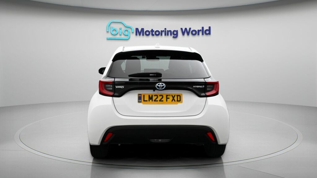 Toyota Yaris Design LM22FXD White #6
