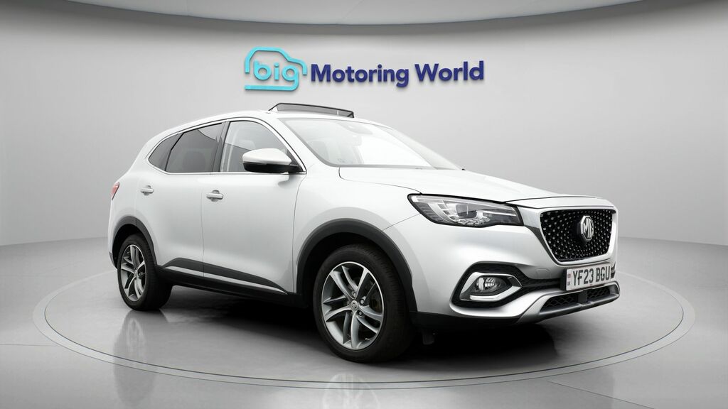 MG HS Exclusive Silver