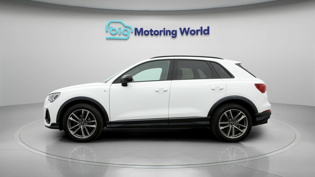 Audi Q3 Black Edition YR22PZH White #4
