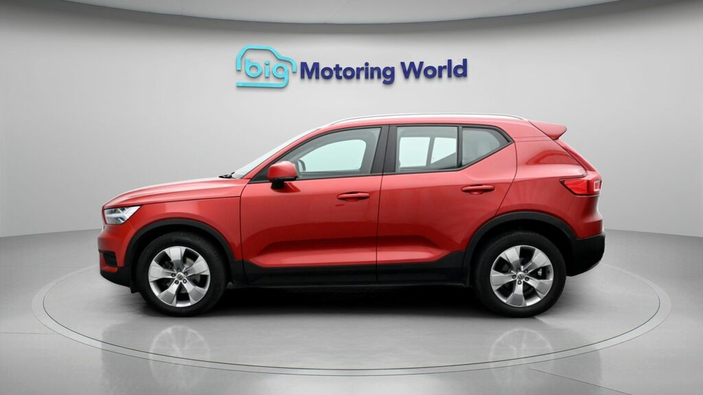 Volvo XC40 Momentum Red #4