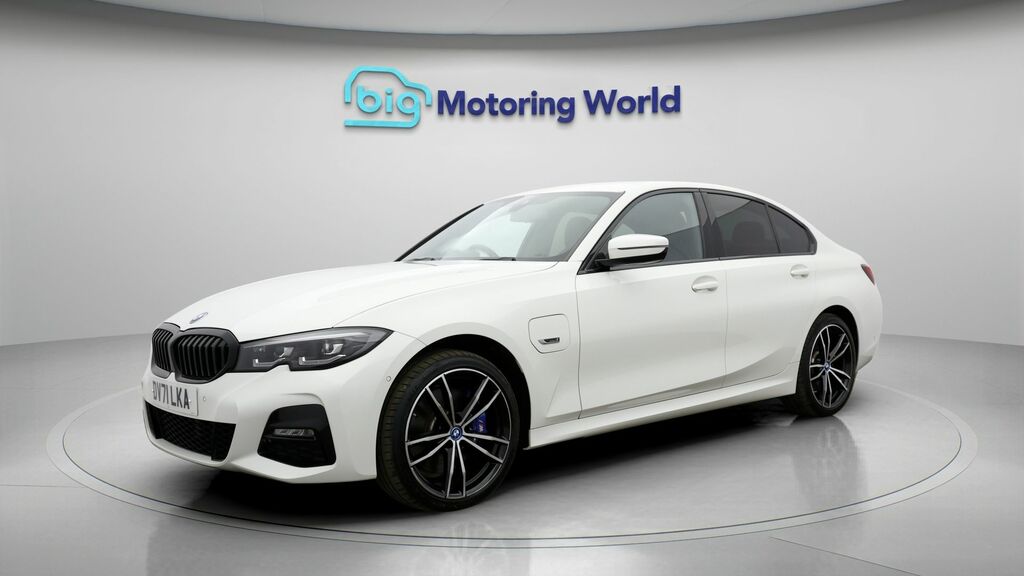 BMW 3 Series M Sport DV71LKA White #3