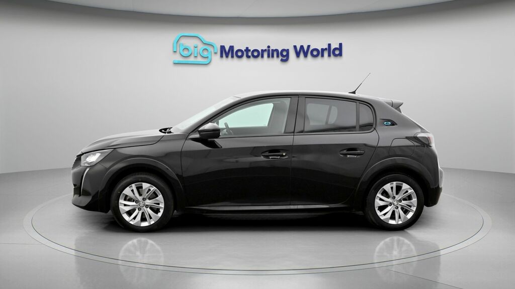 Peugeot e-208 Allure Premium Black #4