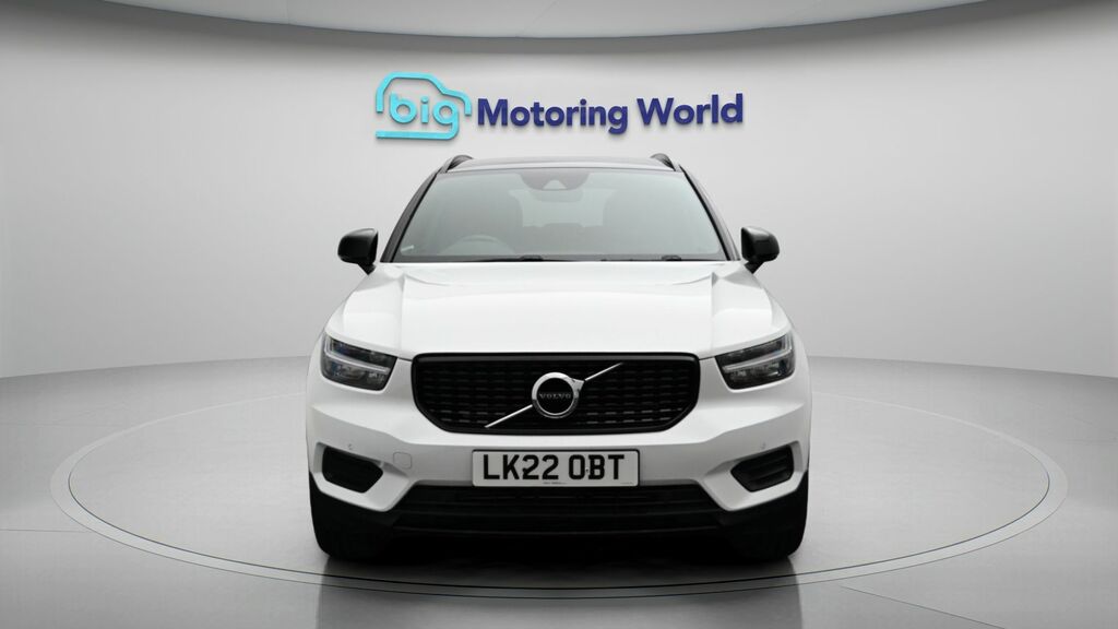 Volvo XC40 Plus White #2