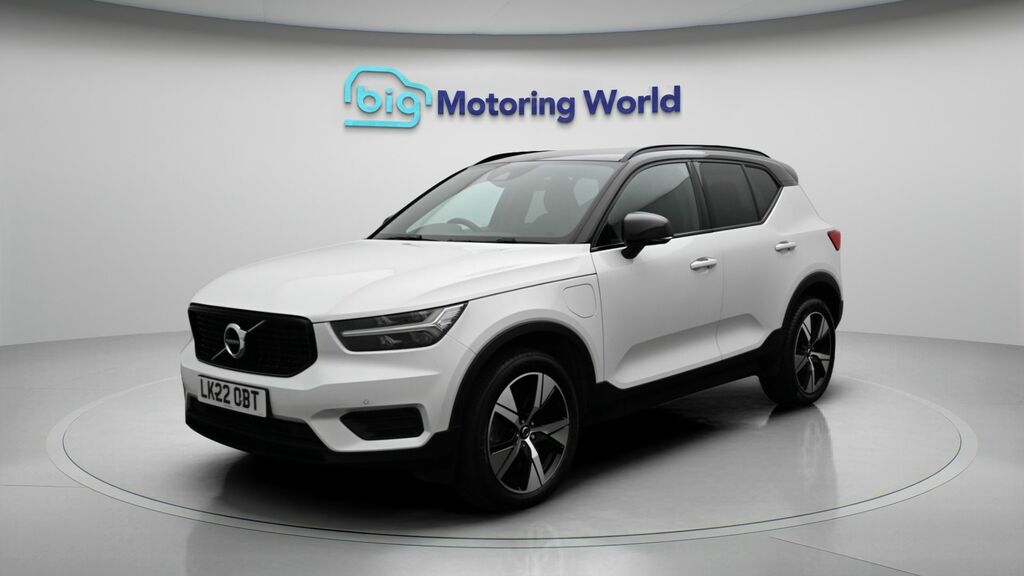 Volvo XC40 Plus White #3