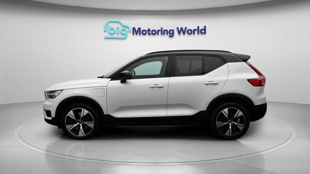 Volvo XC40 Plus White #4