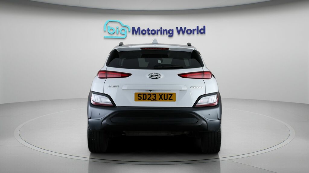 Hyundai Kona Premium White #6