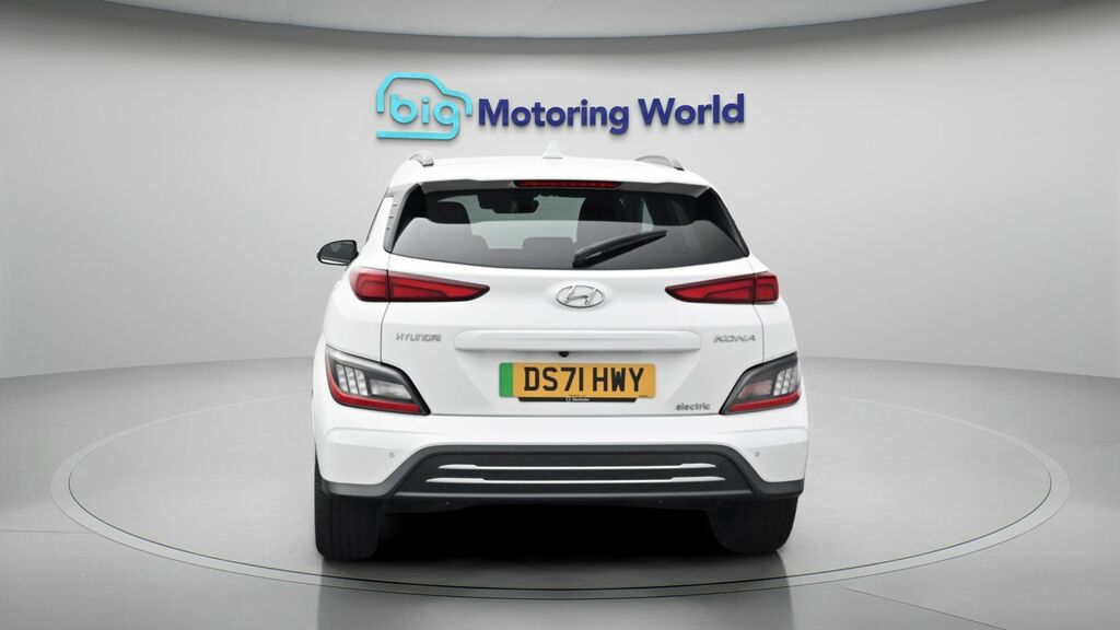 Hyundai Kona Premium White #6