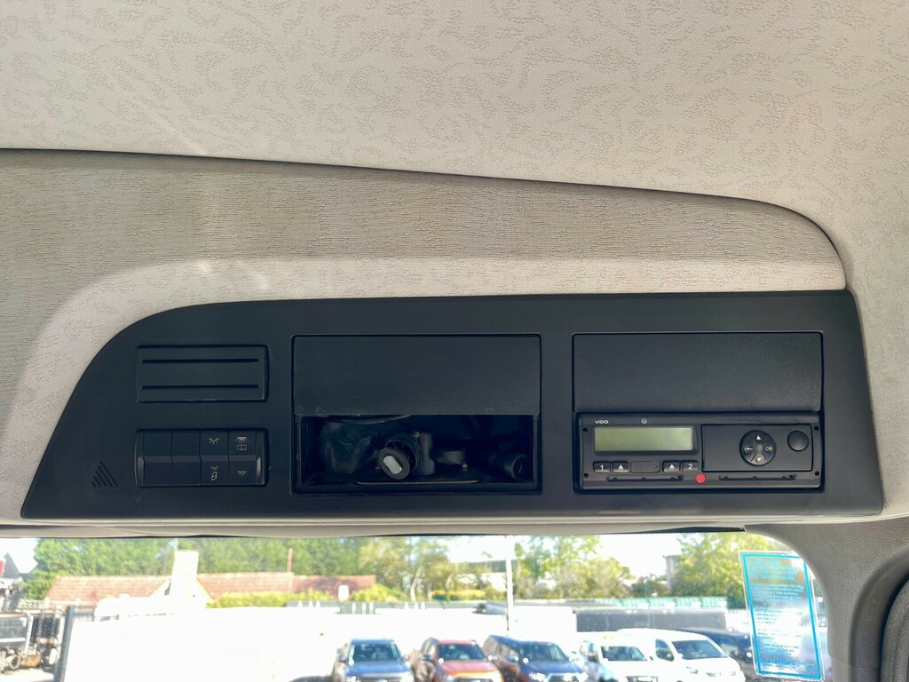 Mercedes-Benz  816 Box With Rear Shutter White #25