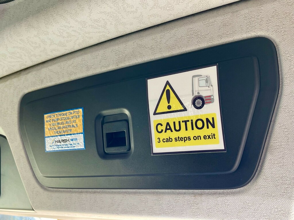 Mercedes-Benz  816 Box With Rear Shutter White #27