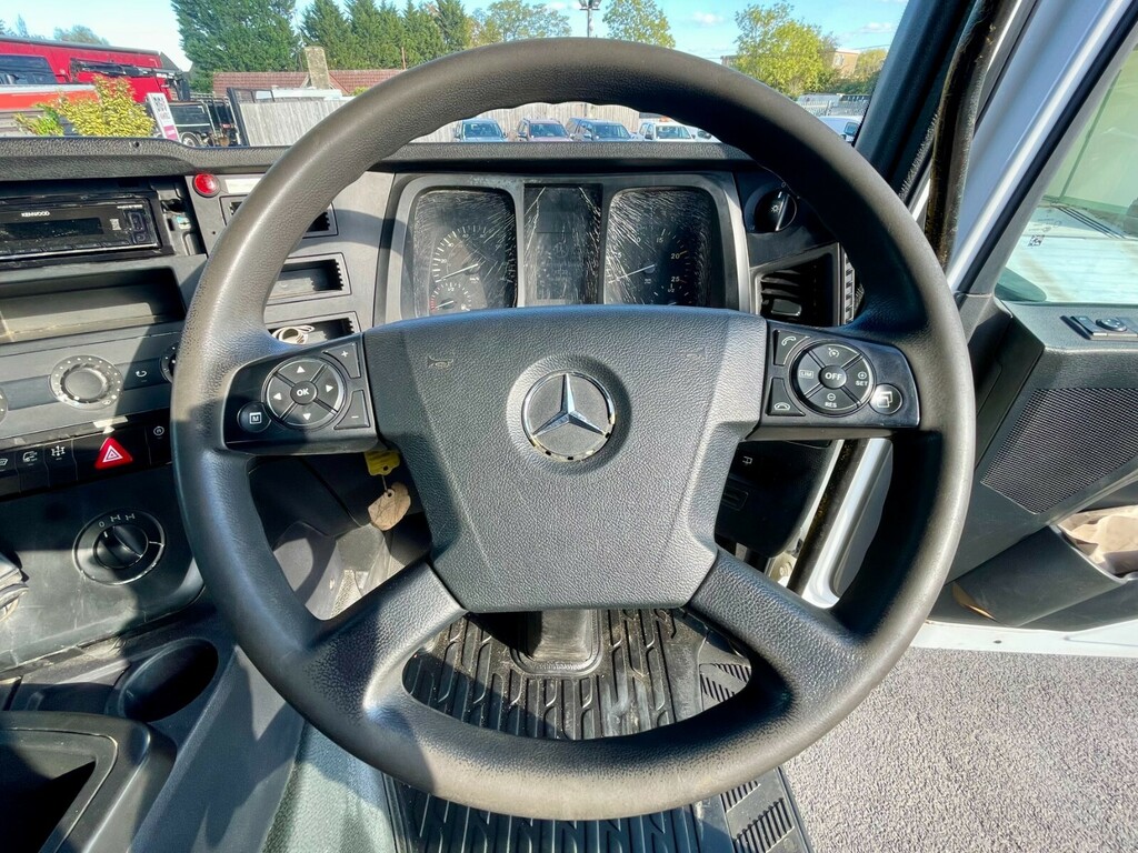 Mercedes-Benz  816 Box With Rear Shutter White #10