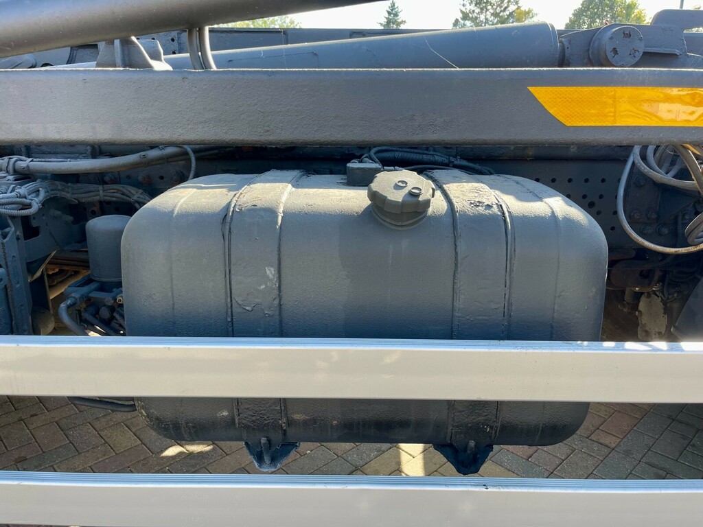 Mercedes-Benz  816 Box With Rear Shutter White #3