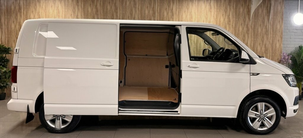 Volkswagen Transporter 2L Highline DU67JKO White #4