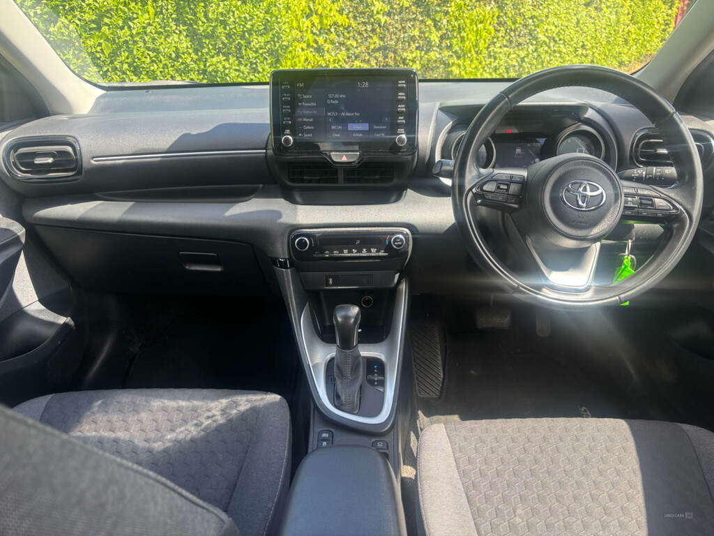 Toyota Yaris 1.5 Hybrid Design Cvt YHZ2162 White #2