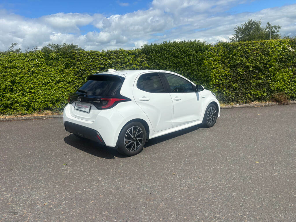 Toyota Yaris 1.5 Hybrid Design Cvt White