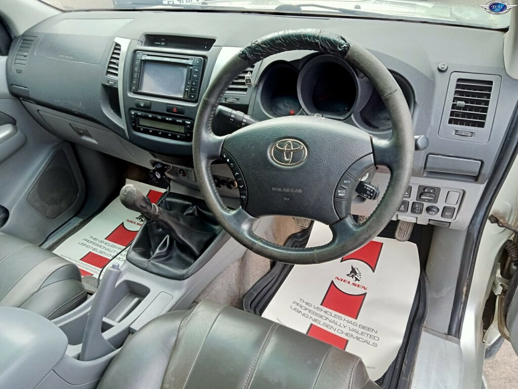 Toyota HILUX 3.0 D-4d Invincible 2010 Silver #2