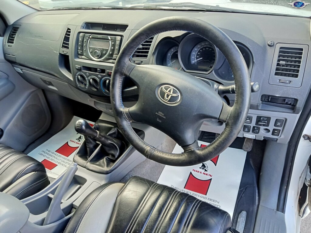 Toyota HILUX 2.5 D-4d Hl2 2011 White #2