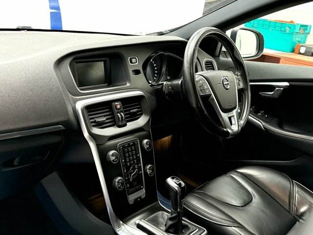 Volvo V40 T3 R-design Hatchback FD18FXL White #4