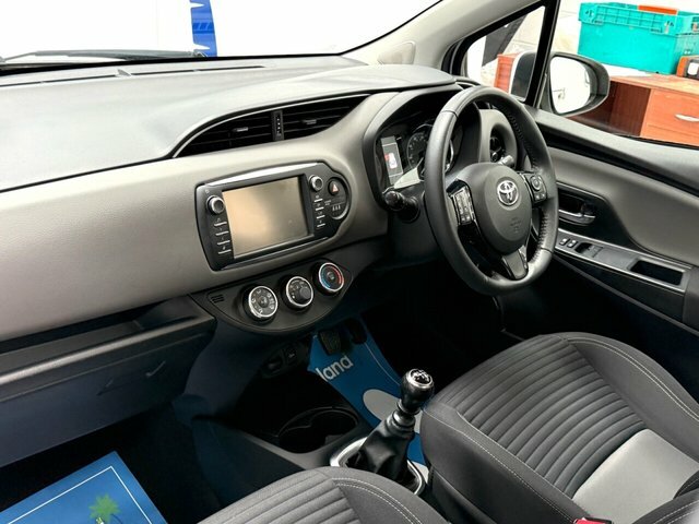 Toyota Yaris Vvt-i Icon Hatchback CN18YAV White #4