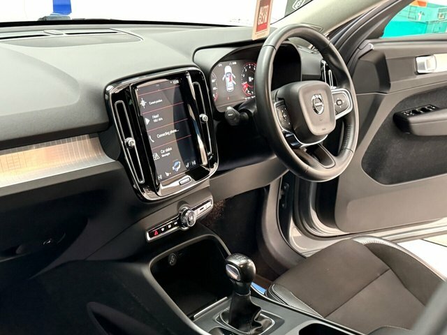 Volvo XC40 T3 Momentum Suv KF69JZV Grey #4