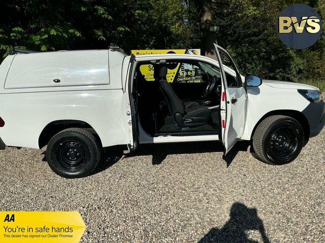 Toyota HILUX D-4d Active Pickup Extra White #2