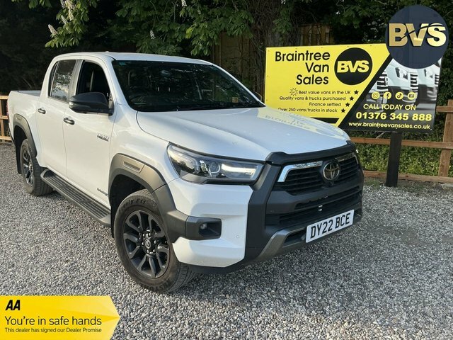 Toyota HILUX D-4d Invincible X Pickup DY22BCE White #2