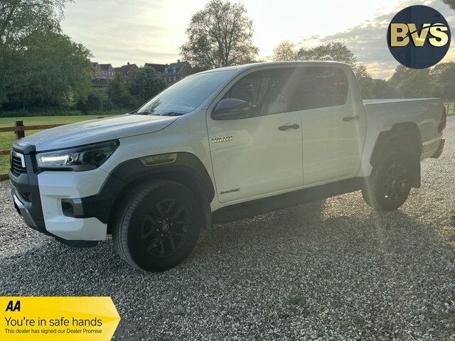 Toyota HILUX D-4d Invincible X Pickup DY22BCE White #4
