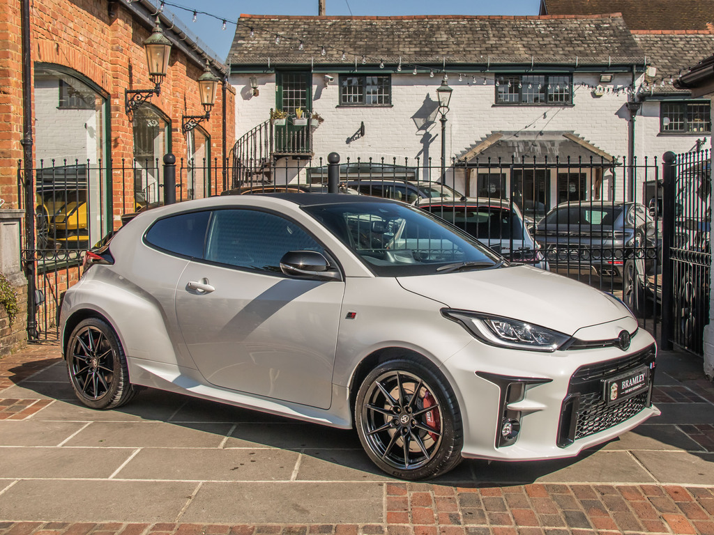 Toyota Yaris Manual LS22AXZ White #3