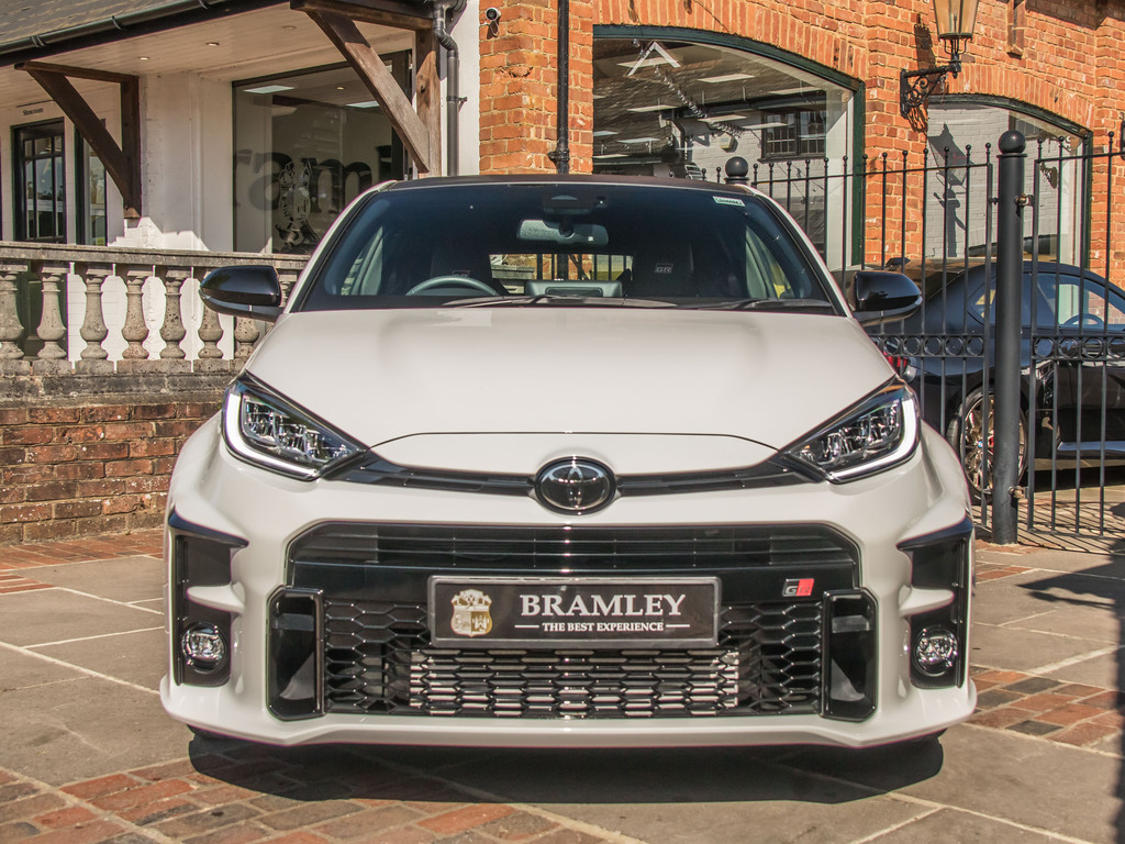 Toyota Yaris Manual LS22AXZ White #4