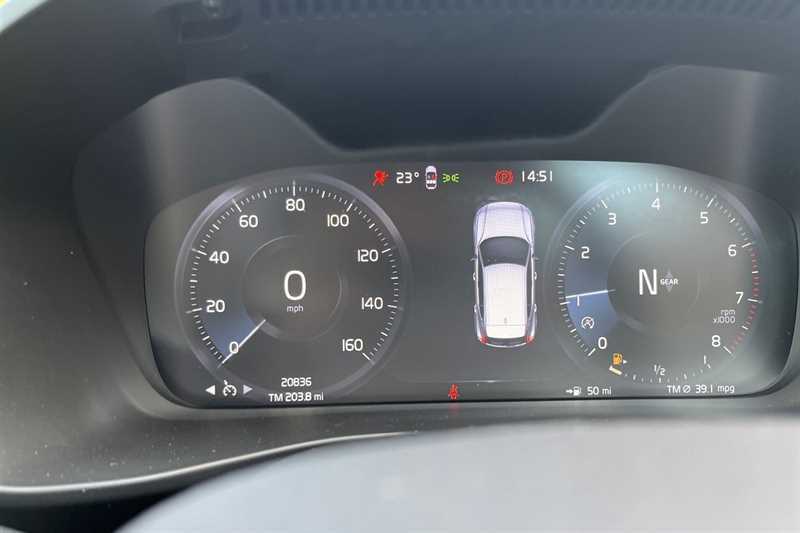 Volvo XC40 1.5 T3 163 Momentum White #2