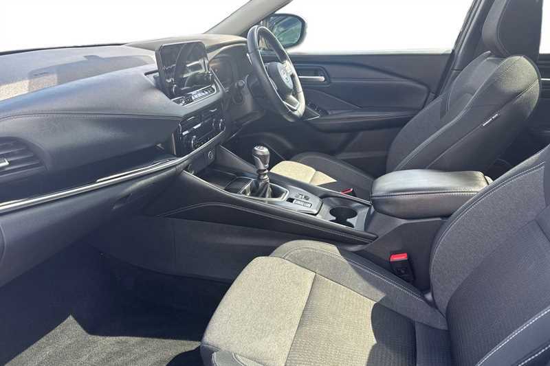 Nissan Qashqai 1.3 Dig-t Mh N-connecta Glass Roof DY22MMJ Black #2