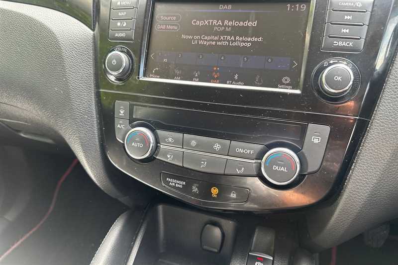 Nissan Qashqai 1.3 Dig-t N-connecta WP69XRO Red #2