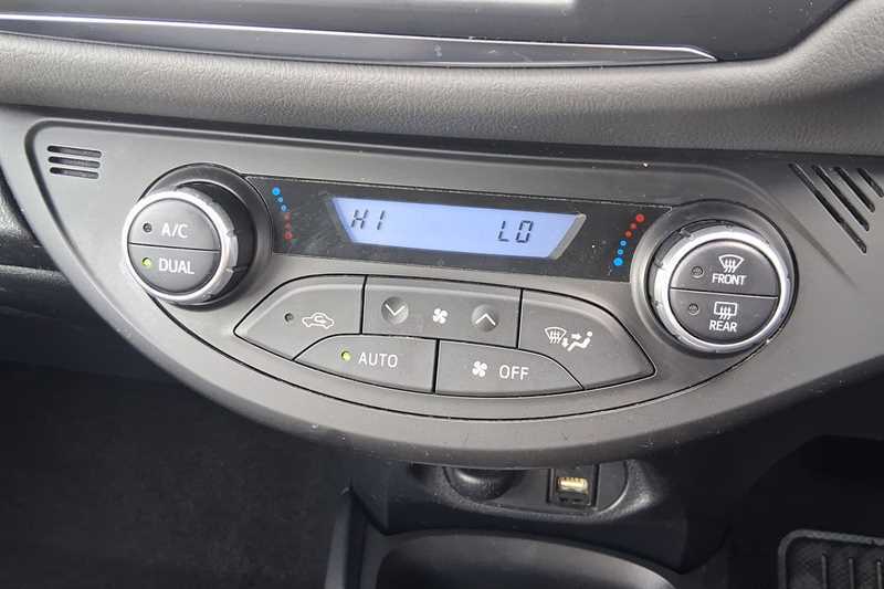 Toyota Yaris 1.5 Hybrid Icon Tech Cvt KX19JOV Blue #3