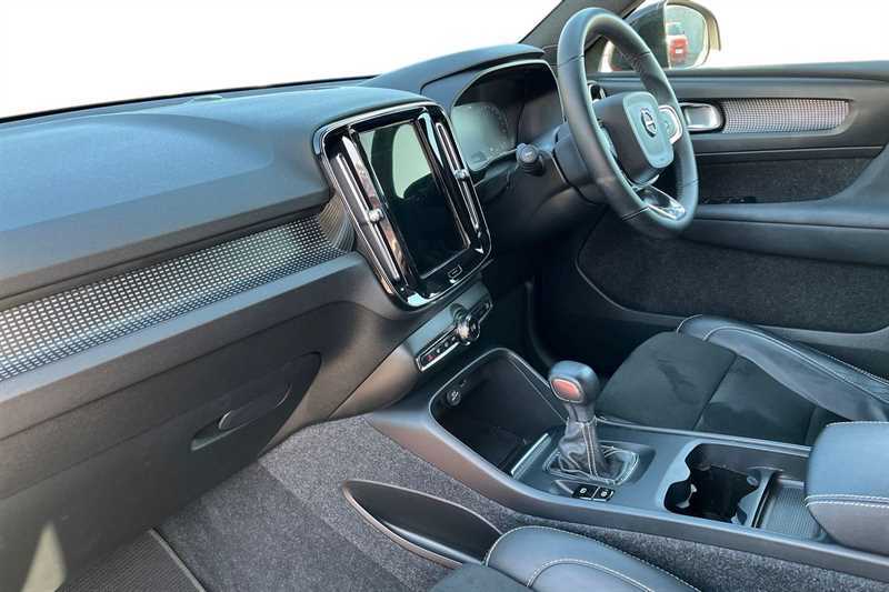 Volvo XC40 1.5 T3 163 R Design YN22OGL Red #2