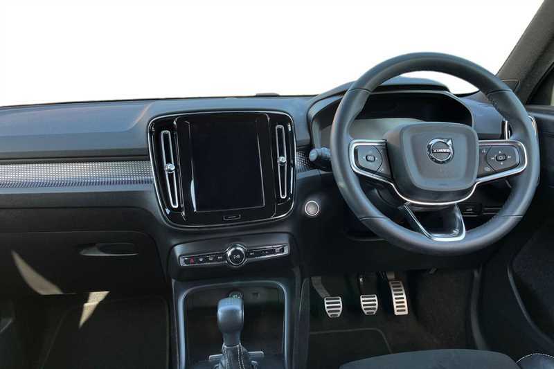 Volvo XC40 1.5 T3 163 R Design YN22OGL Red #4