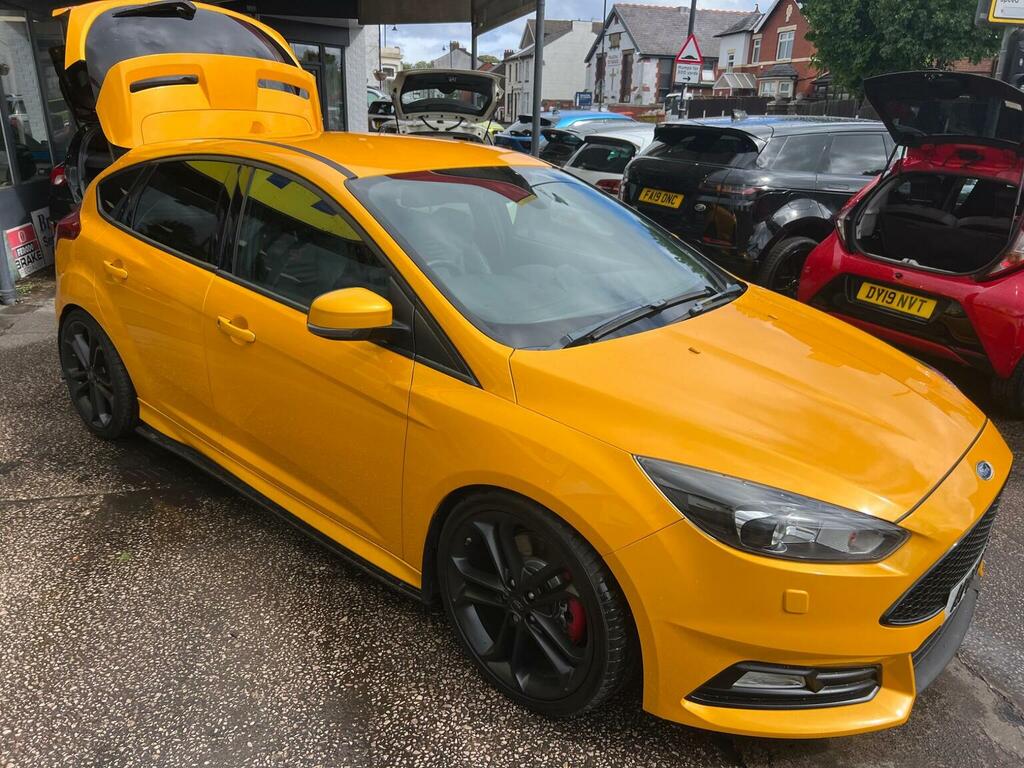 Ford Focus Hatchback 2.0T Ecoboost St-3 Euro 6 Ss 201 Orange