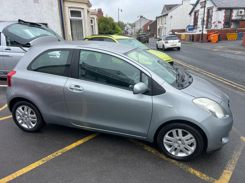 Toyota Yaris Hatchback 1.3 Vvt-i Tr 200707 DF07ETD Silver #2