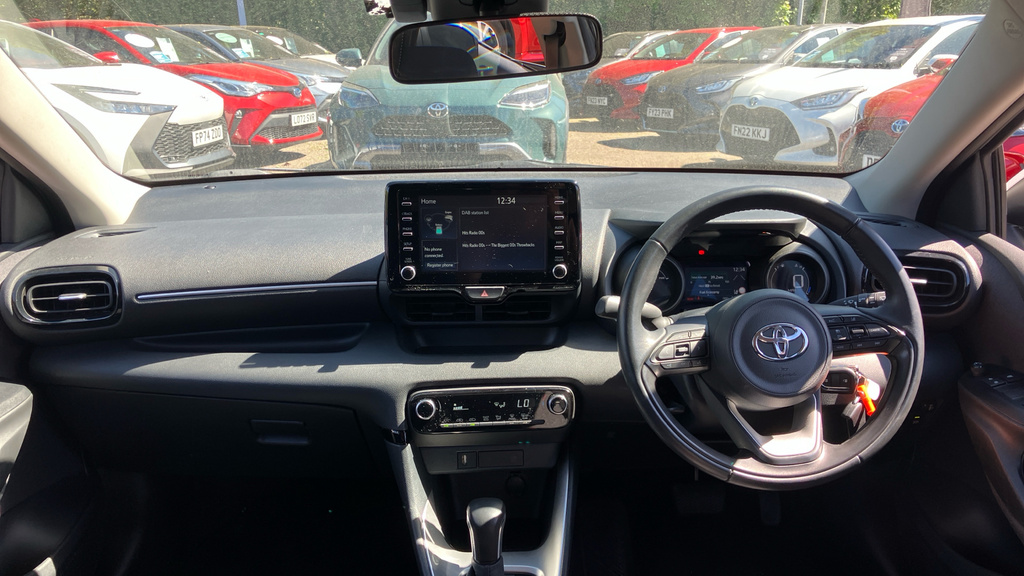 Toyota Yaris Design YV23XAE White #6
