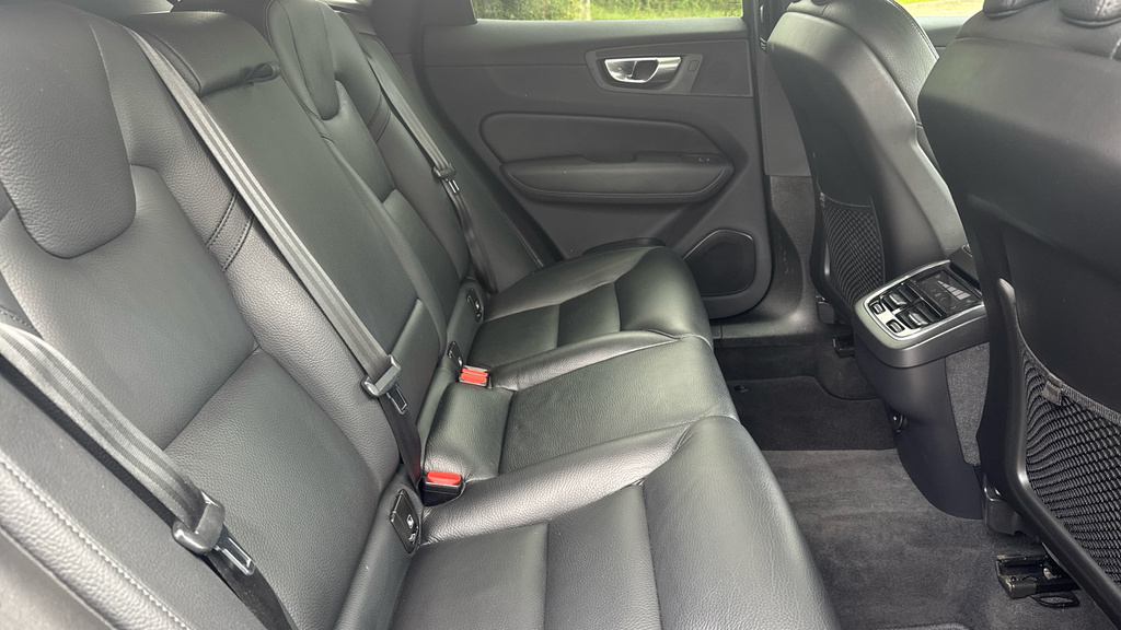 Volvo XC60 Plus Black #6