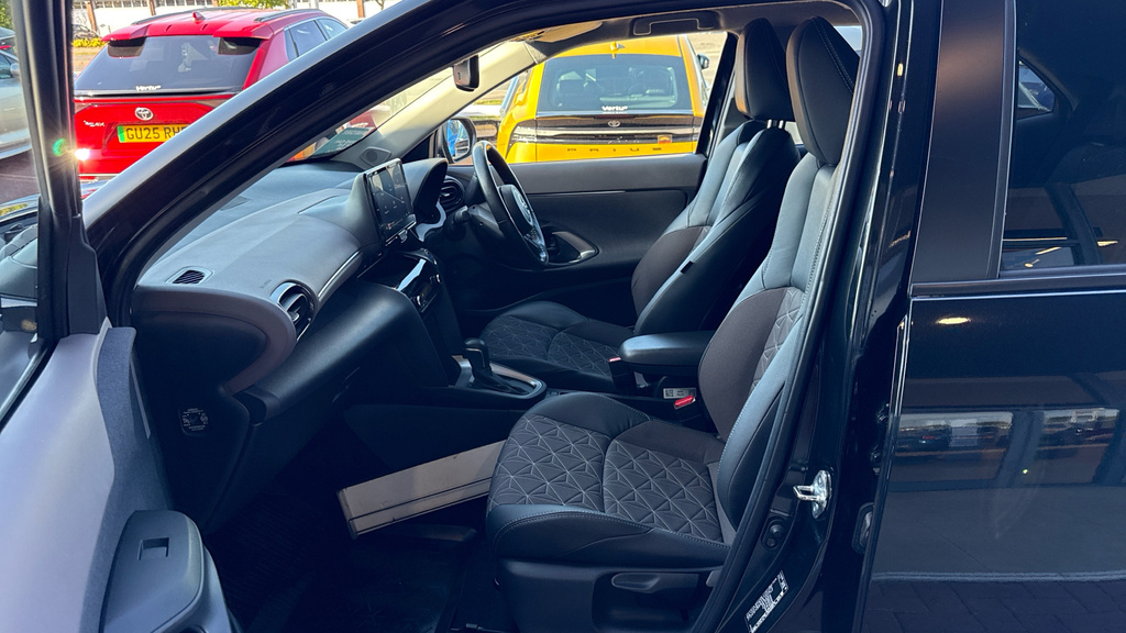Toyota Yaris Cross Excel Black #5
