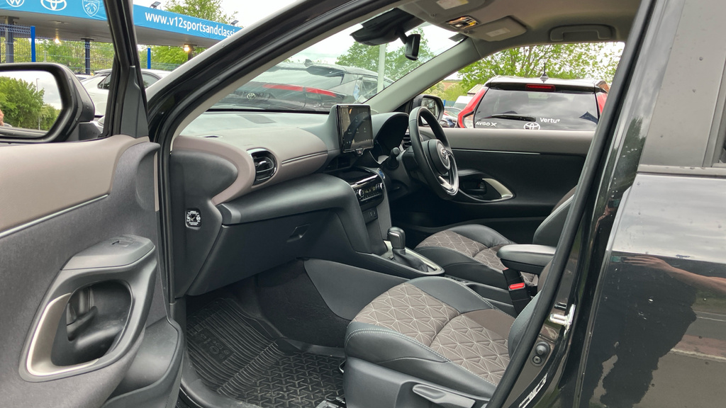 Toyota Yaris Cross Excel Black #5