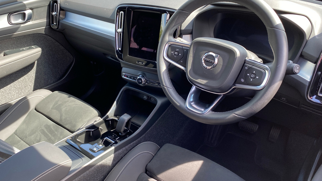 Volvo XC40 Plus Black #4
