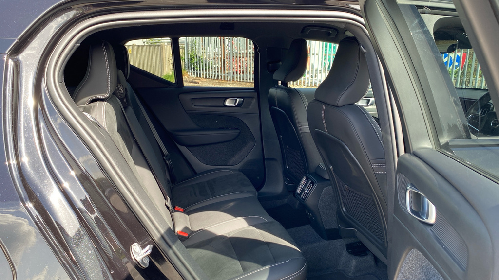 Volvo XC40 Plus Black #6