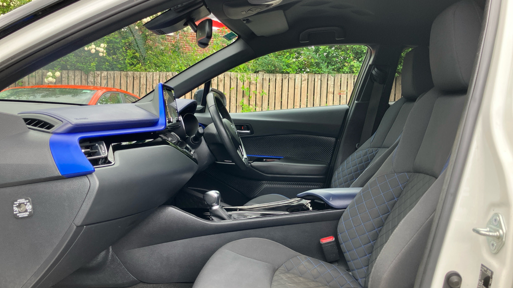 Toyota C-Hr Dynamic White #5