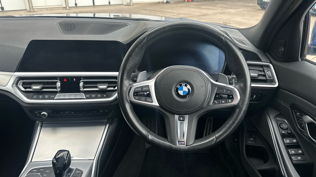 BMW 3 Series M Sport YJ69BGP Blue #4