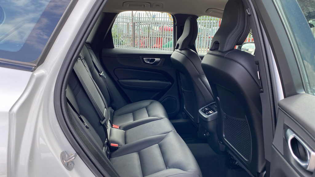 Volvo XC60 Plus White #6