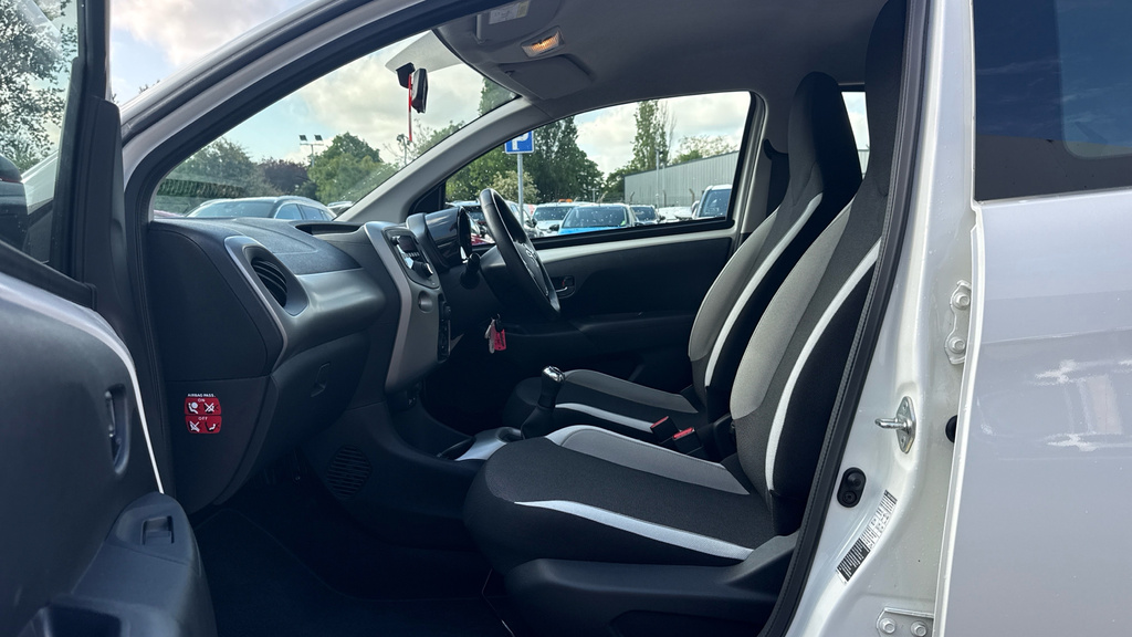 Toyota Aygo X X-play White #5