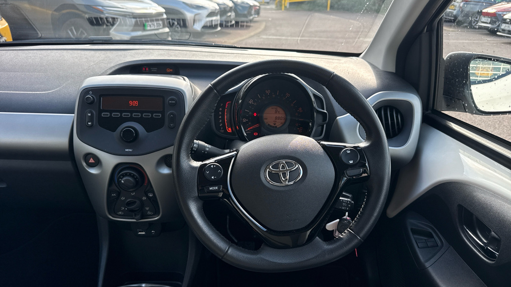 Toyota Aygo X X-play White #6
